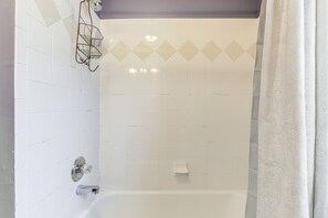 Baignoire, sèche-cheveux, serviettes fournies