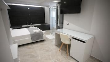 Suite, jet tub | Brankas, meja kerja, Wi-Fi gratis, dan seprai linen