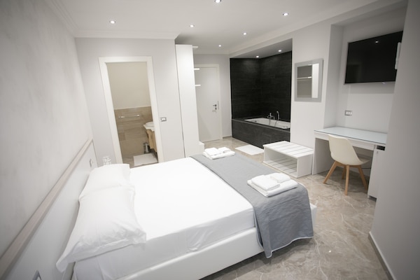 Suite, idromassaggio | Una cassaforte in camera, una scrivania, Wi-Fi gratuito, lenzuola