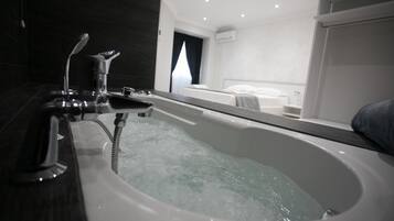 Suite, Jetted Tub | In-room safe, desk, free WiFi, bed sheets