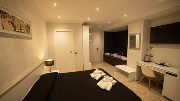 Suite, jet tub | Brankas, meja kerja, Wi-Fi gratis, dan seprai linen