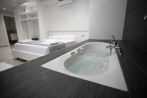 Suite, Whirlpool | Zimmersafe, Schreibtisch, kostenloses WLAN, Bettwäsche
