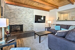 Een televisie en een open haard