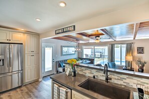 Een koelkast, een magnetron, een kookplaat, een vaatwasser