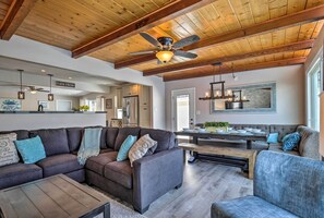 Een televisie en een open haard