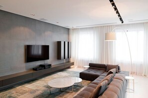 Fernseher, Kamin, DVD-Player, Tischfußball