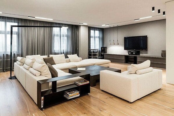 Tv, pejs, dvd-afspiller, bordfodbold