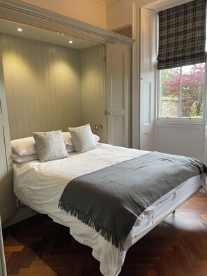 3 bedrooms, desk, iron/ironing board, travel cot
