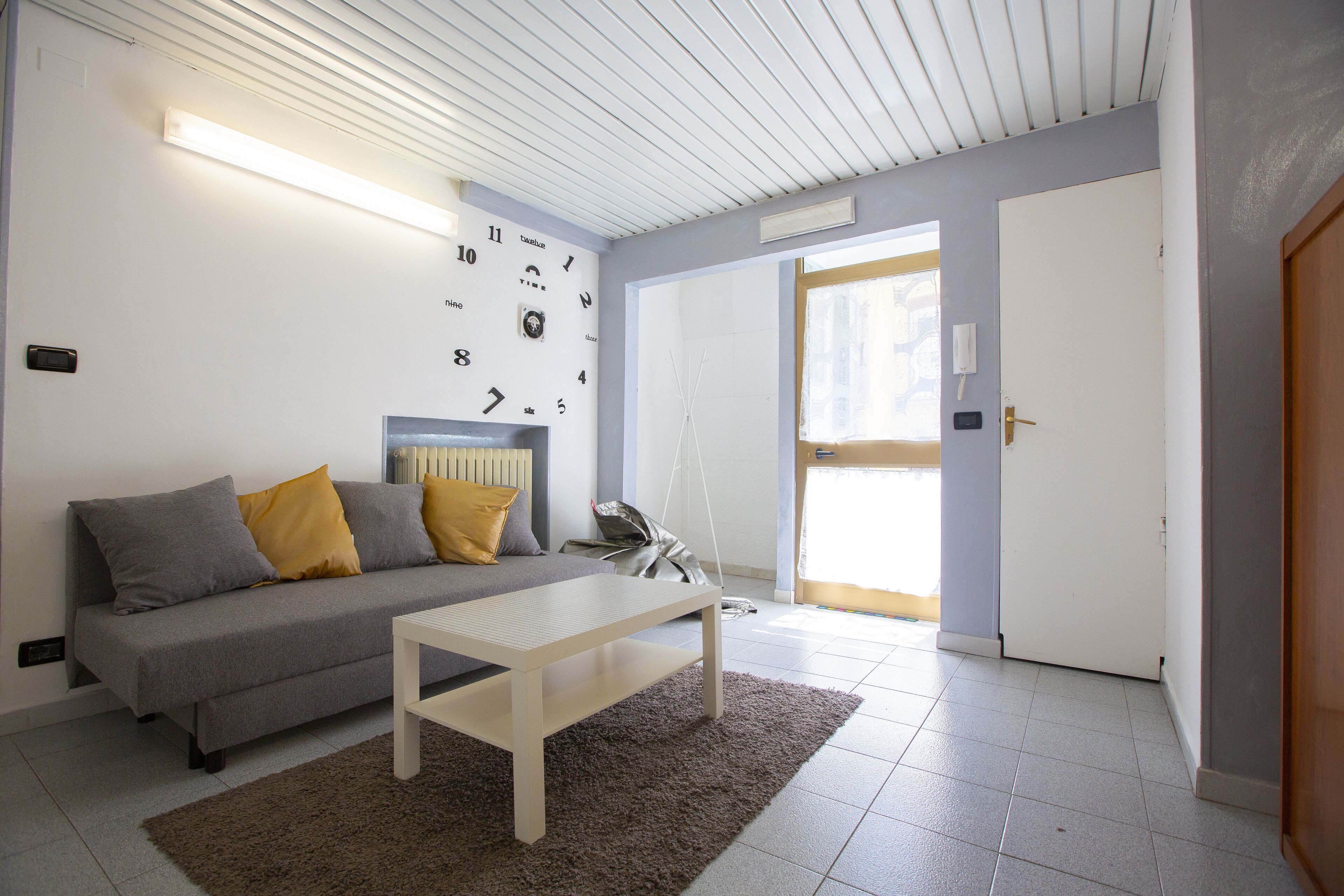 TV connectée, lecteur de DVD, livres, vidéothèque