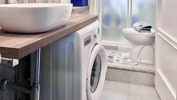 Douche, sĂšche-cheveux, serviettes fournies, savon