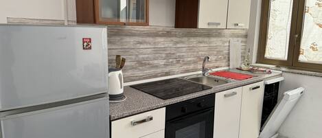 Réfrigérateur, four à micro-ondes, un four, surface de cuisson