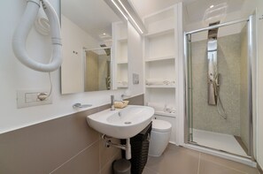 Bruser, hårtørrer, bidet, håndklæder