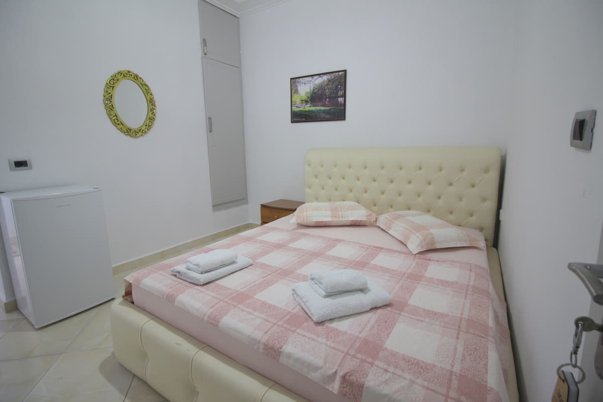 Habitación doble, balcón | 1 habitación, escritorio, tabla de planchar con plancha y wifi gratis