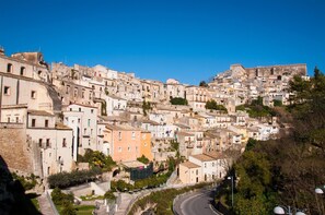 Une ville pittoresque, construite sur une colline, avec des bâtiments historiques, des rues étroites et une église imposante.