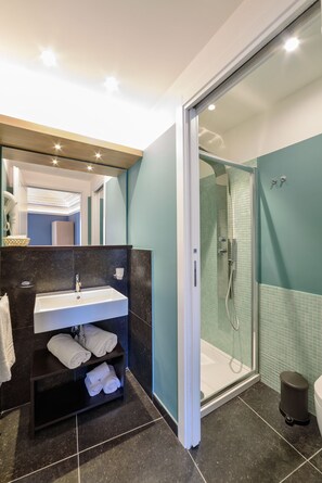 Shower, hair dryer, towels, soap - Achille, apartment in the centre with a view of the cathedral in Ragusa Ibla (Ragusa Ibla)
