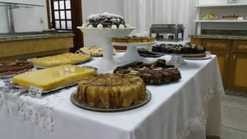 Café da manhã com buffet grátis todos os dias