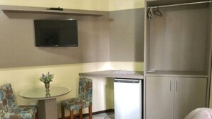 Semi Luxo | Living room | Flat-screen TV - Hotel Apolo XVI (Criciuma)