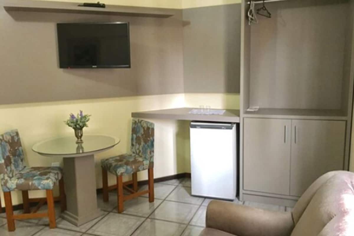 semi luxo | living room | flat-screen tv