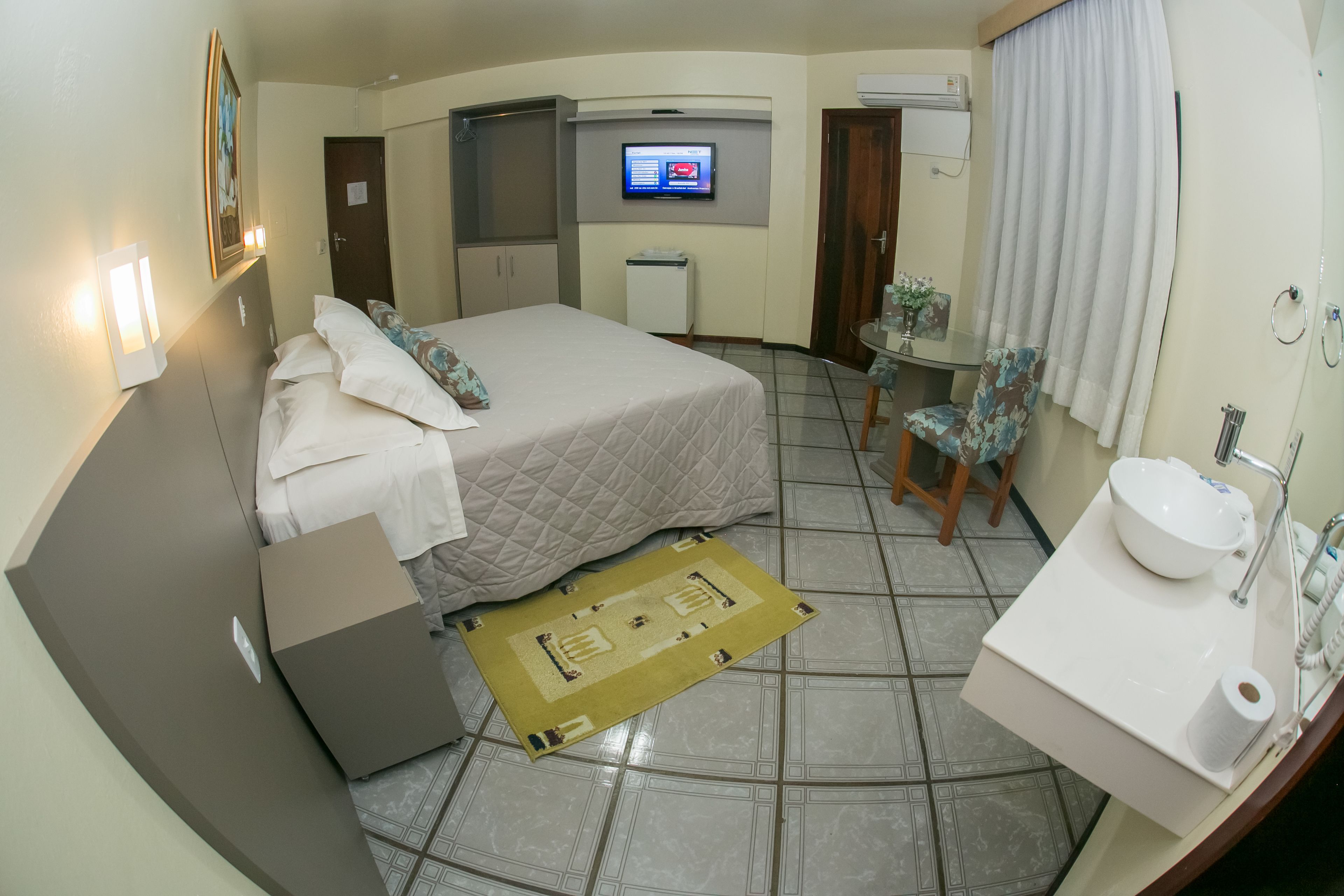 deluxe room | 1 bedroom, minibar, desk, iron/ironing board