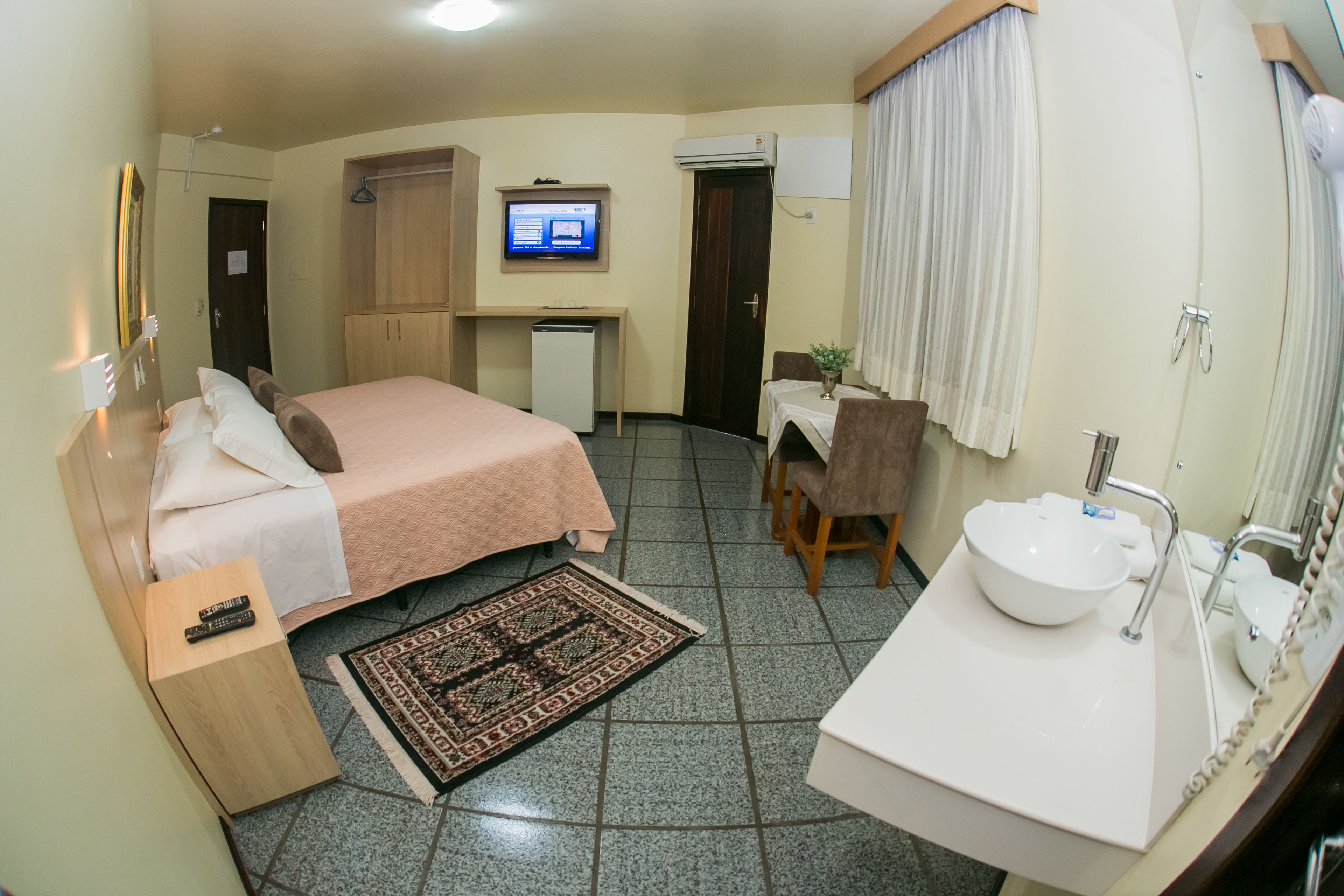 deluxe room | 1 bedroom, minibar, desk, iron/ironing board