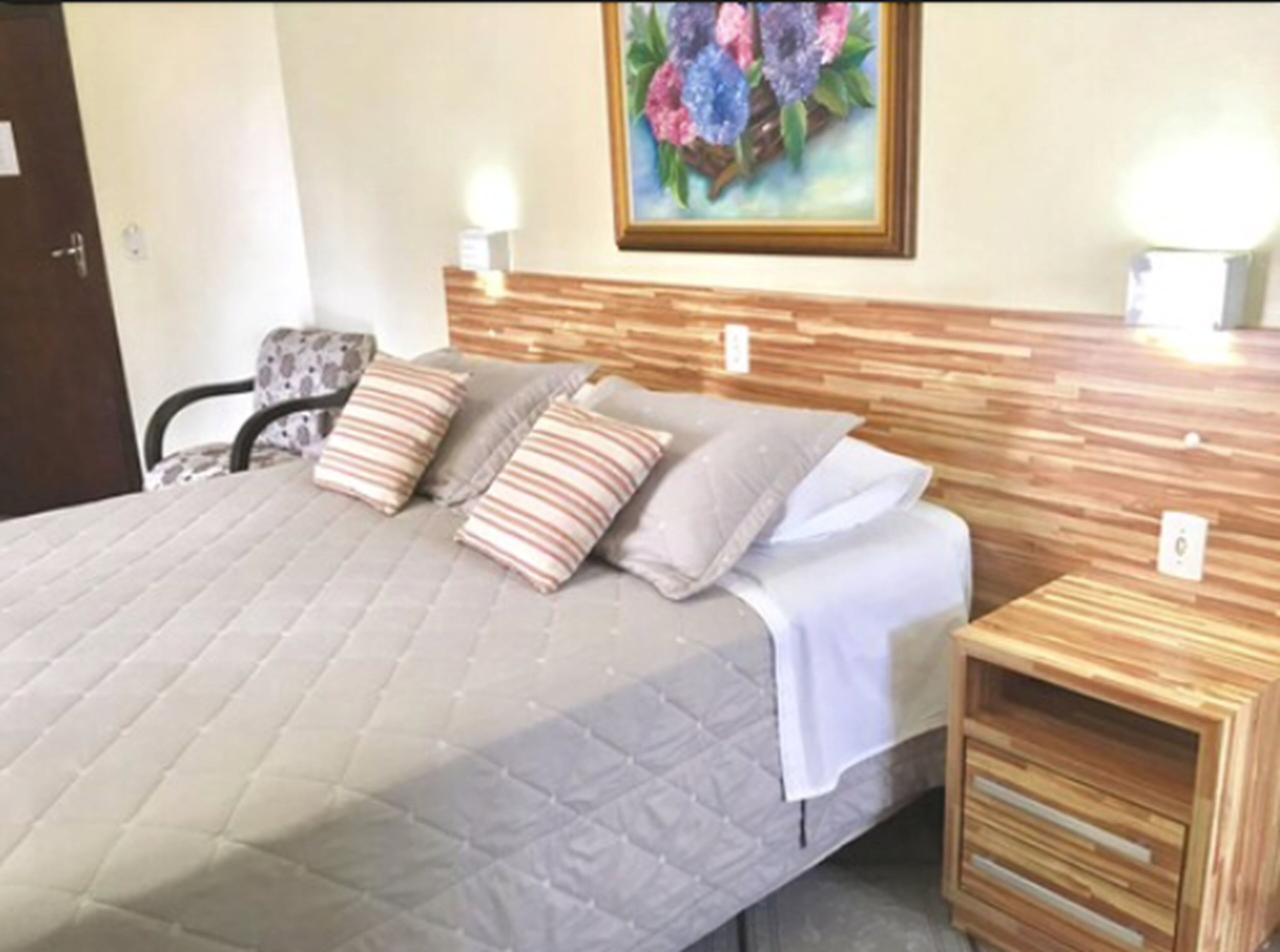 deluxe room | 1 bedroom, minibar, desk, iron/ironing board