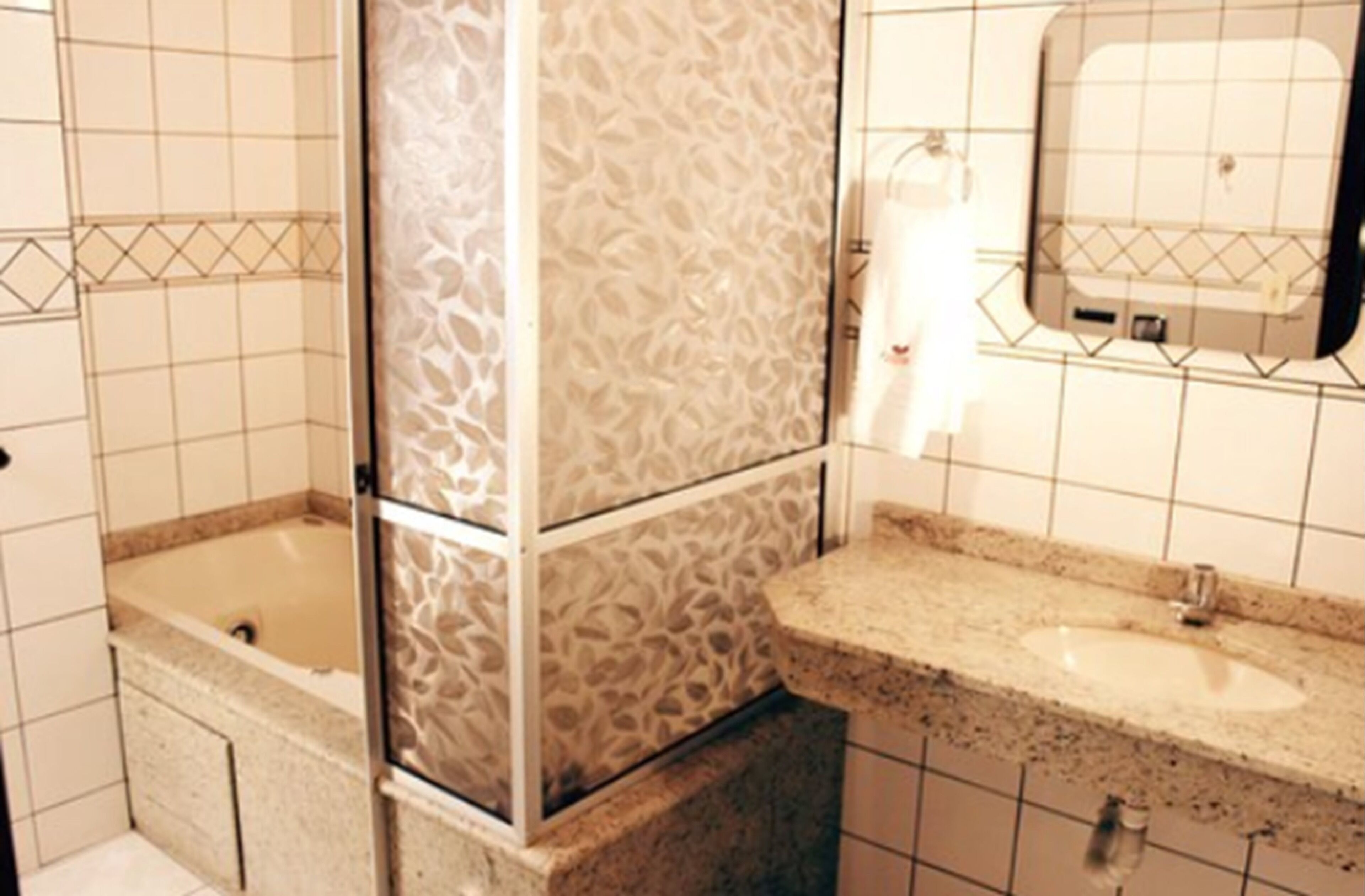 suite master | bathroom | free toiletries, hair dryer, towels