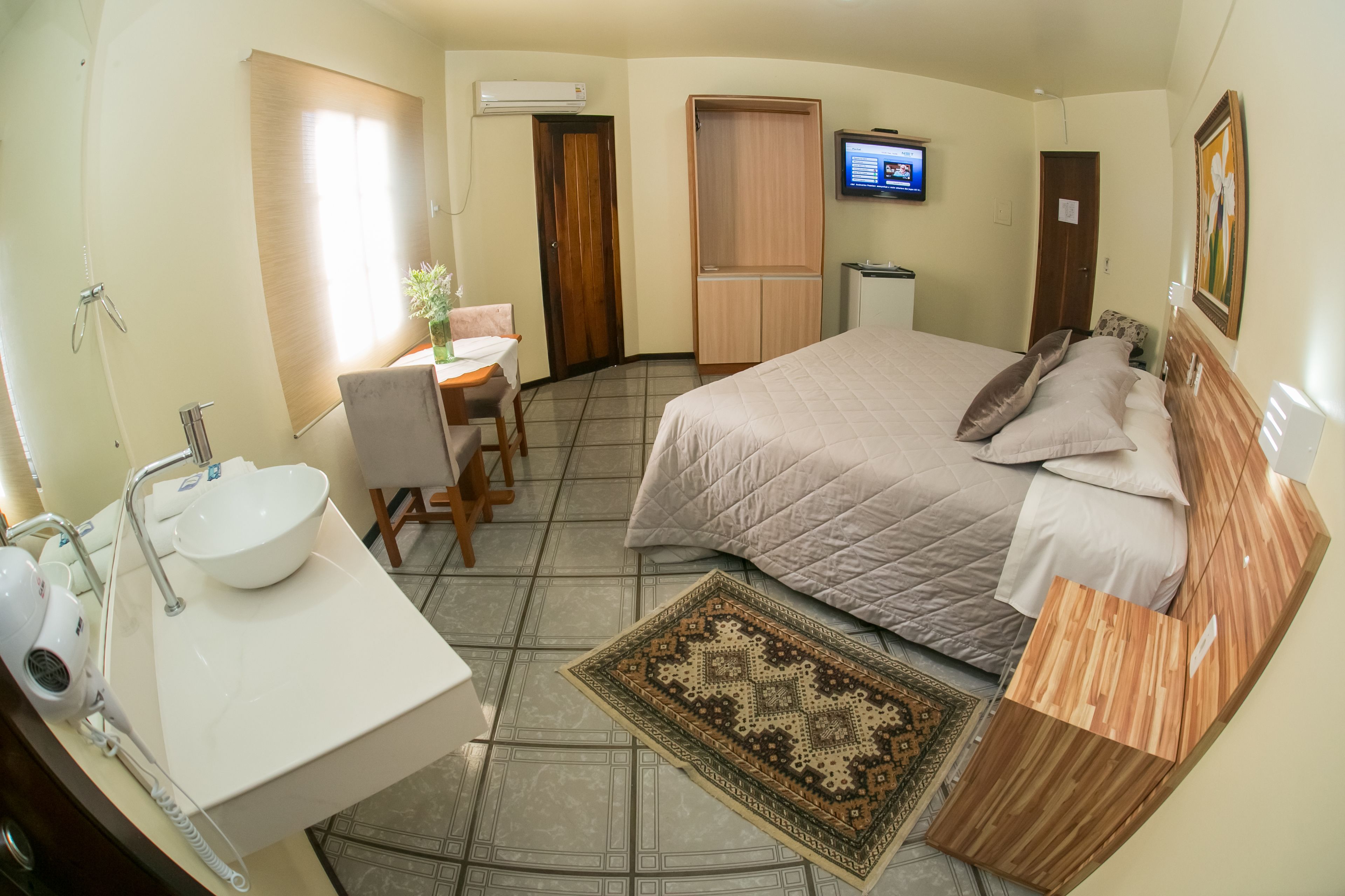 deluxe room | 1 bedroom, minibar, desk, iron/ironing board