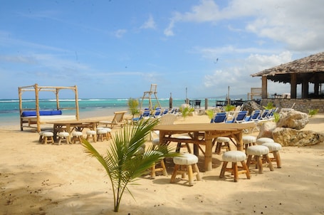 Beach. Comfy bedrooms with swimming pool plus free wifi, spa hut, bbq, 24-hour security