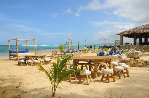Comfy bedrooms with swimming pool plus free wifi, spa hut, bbq, 24-hour security