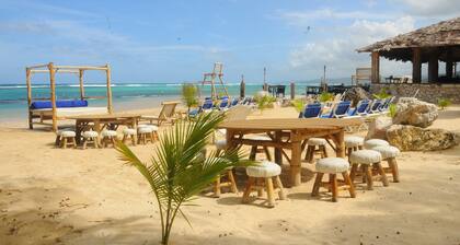 Comfy bedrooms with swimming pool plus free wifi, spa hut, bbq, 24-hour security