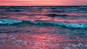 A beach with waves and a sunset. - Perfect family retreat! Large deck for relaxing the sun! (Destin)