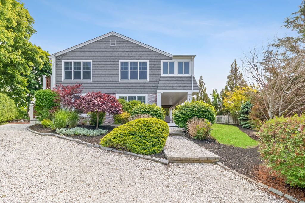 West End 2 Bed 2 Bath, private deck, patio and parking