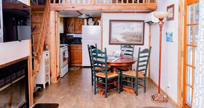 Tiny house in the woods. Pet-Friendly!