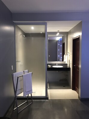 Deluxe studio suite, 1 kingsize bed | Badkamer | Milieuvriendelijke toiletartikelen, handdoeken, zeep, shampoo