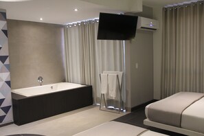 Premium bedding, down comforters, minibar, blackout drapes - Hotel G (Santa Cruz)