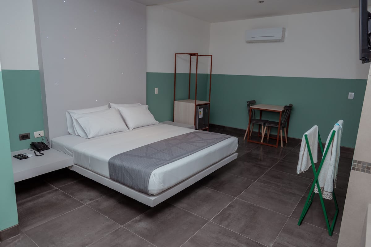 Deluxe studio suite, 1 kingsize bed | 1 slaapkamer, luxe beddengoed, donzen dekbedden, een minibar