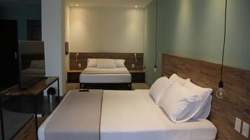 Une chambre d’hôtel moderne avec un grand lit, une télévision et une tête de lit en bois.