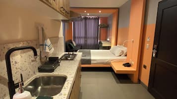 Comfort-værelse | Privat køkken | Minikøleskab, spisebord