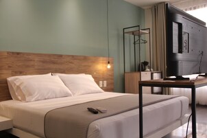 Executive Suite | Premium bedding, down comforters, minibar, blackout drapes