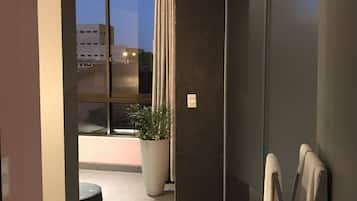 Standaard tweepersoonskamer, 1 kingsize bed | Badkamer | milieuvriendelijk toiletgerief, handdoeken, zeep, shampoo