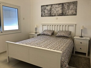 3 bedrooms, desk, iron/ironing board, free WiFi