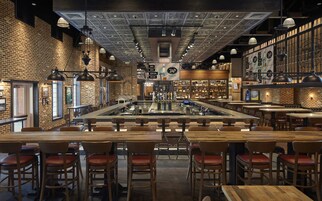 8 restaurantes; se sirve desayuno, almuerzo y cena; cocina americana