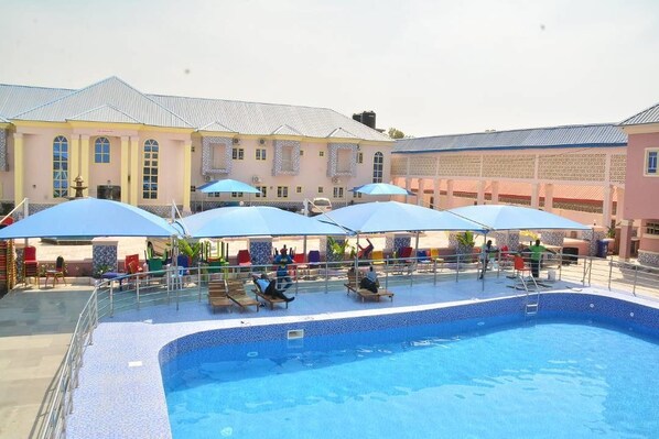 2 outdoor pools, free pool cabanas, pool umbrellas