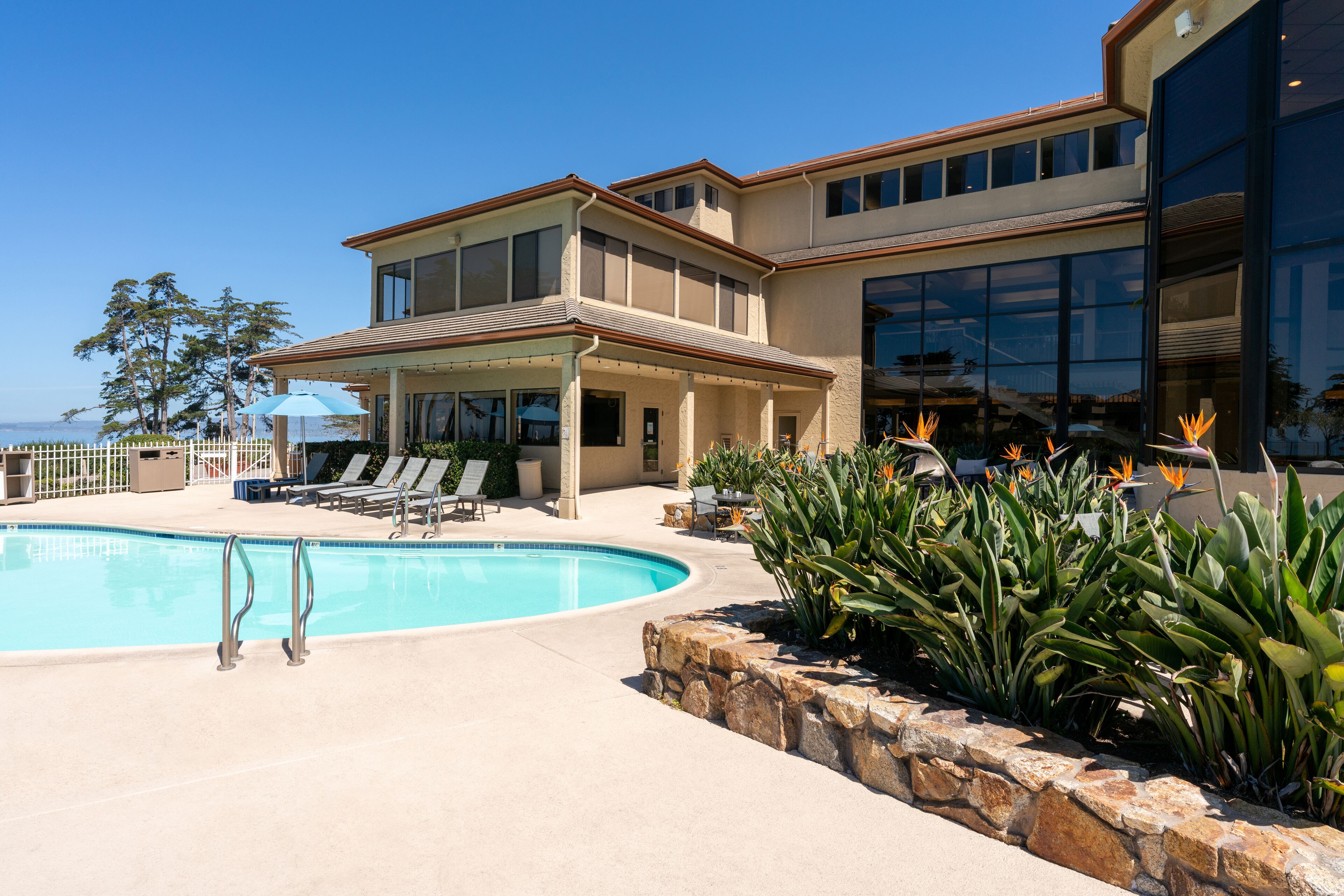 3 outdoor pools, open 9:00 am to 10:00 pm, pool umbrellas, pool loungers