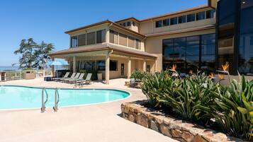 3 piscinas al aire libre, sombrillas, sillones reclinables de piscina