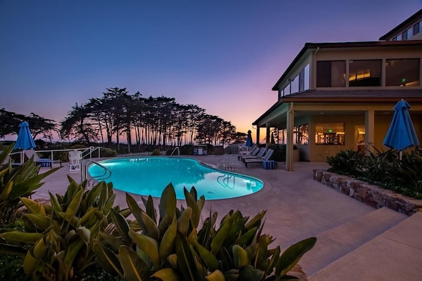 3 outdoor pools, open 9:00 AM to 10:00 PM, pool umbrellas, pool loungers