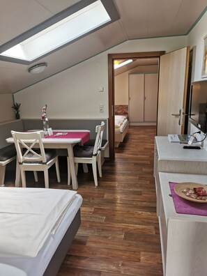 Appartement Familial, 1 grand lit et 1 canapé-lit, non-fumeurs | 1 chambre, minibar, coffres-forts dans les chambres, bureau