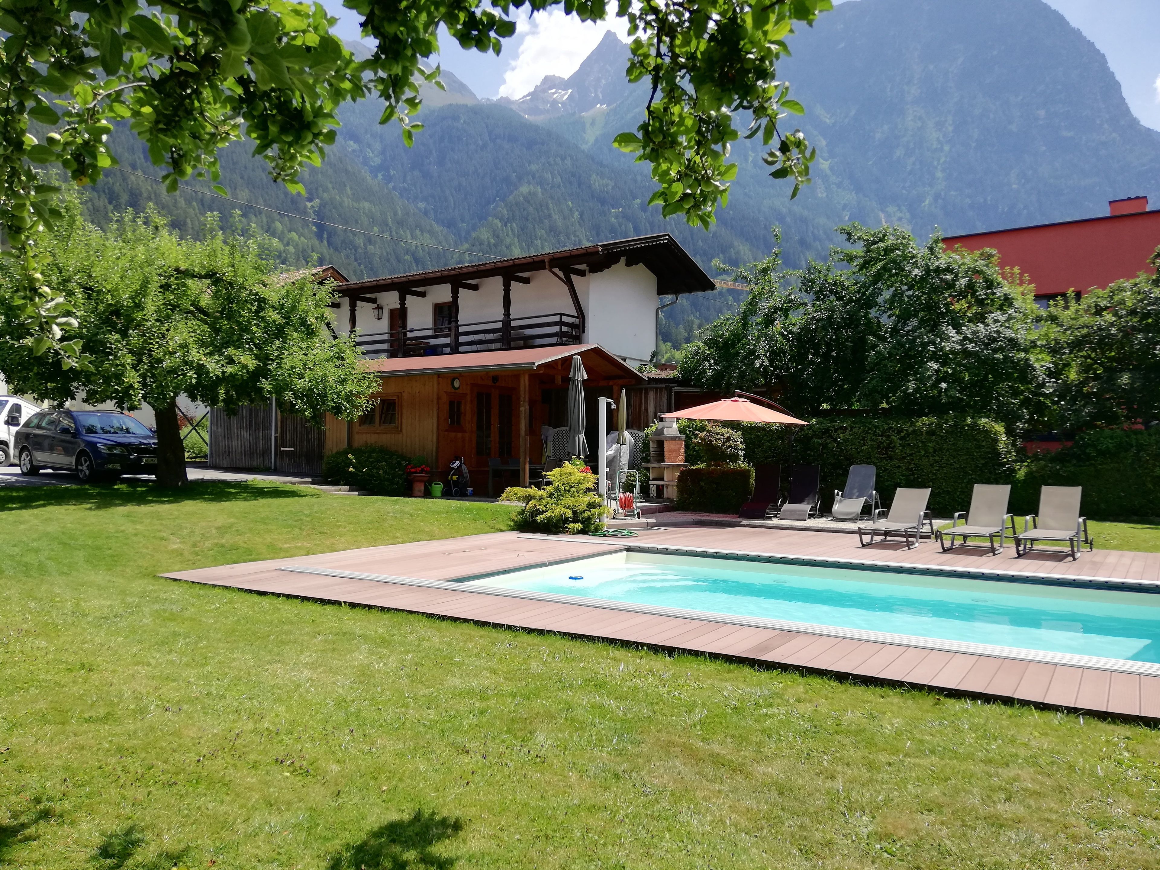 季節性室外游泳池，提供泳池遮陽傘和日光浴躺椅