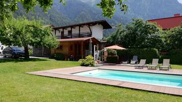 Kolam renang terbuka bermusim, payung kolam, kerusi lepak pantai