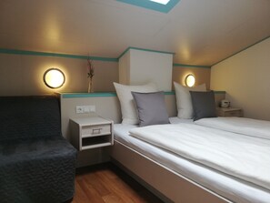 Familienapartment, 1 Queen-Bett und Schlafsofa, Nichtraucher | 1 Schlafzimmer, Minibar, Zimmersafe, Schreibtisch